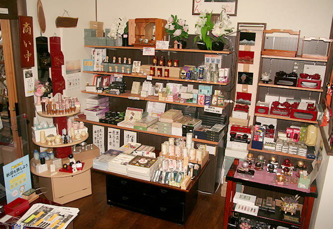 店内：仏具コーナーの一部